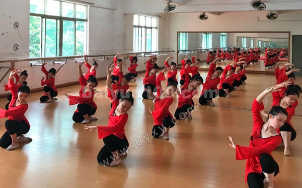 学生正在进行舞蹈训练