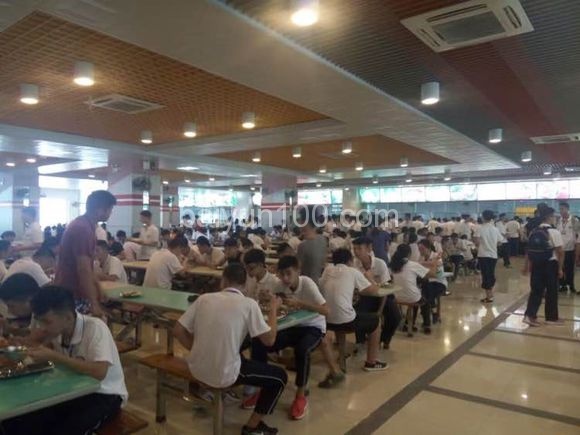 学生在饭堂吃饭，好多人吧