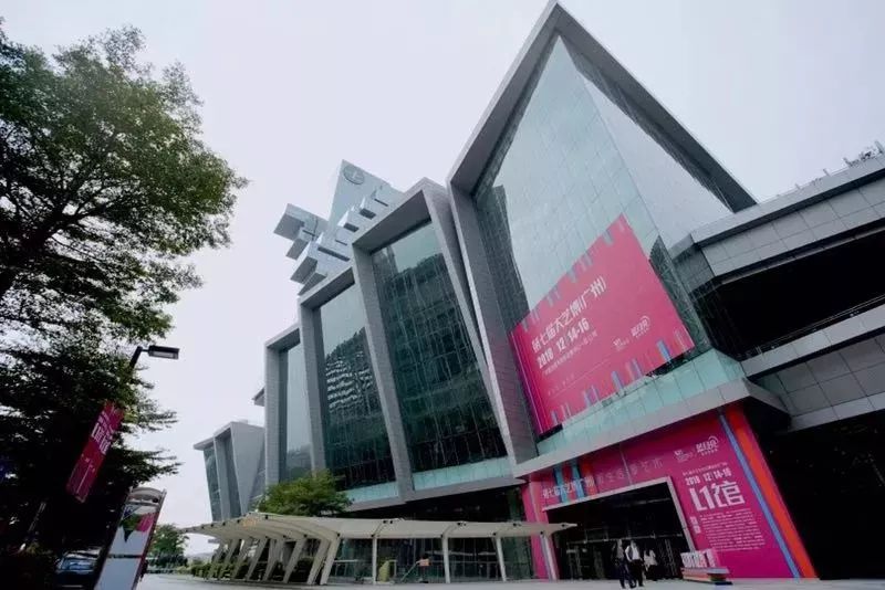 广告设计及动漫设计专业学生参观艺术博览会