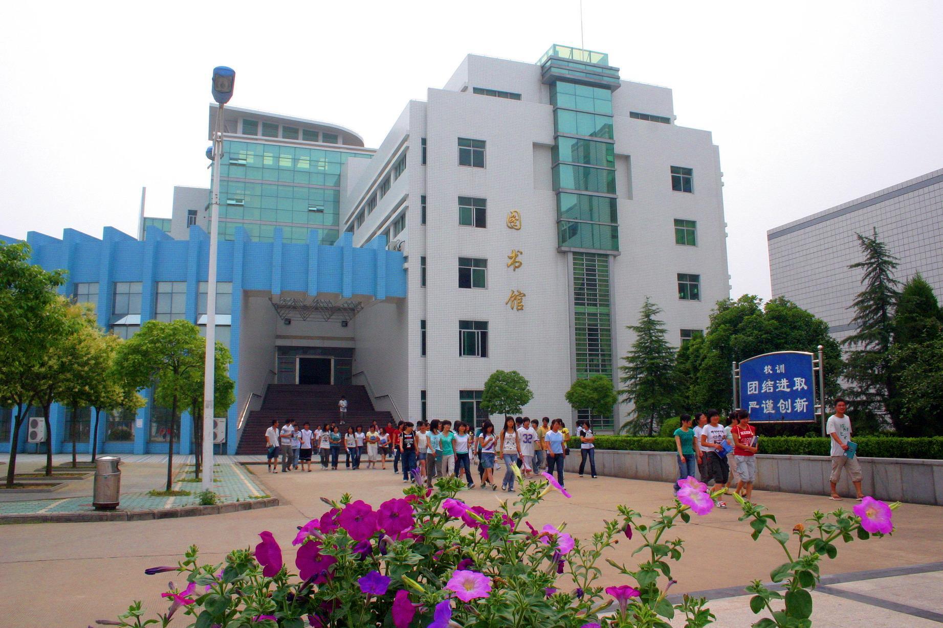 广东省培英职业技术学校校园环境照片